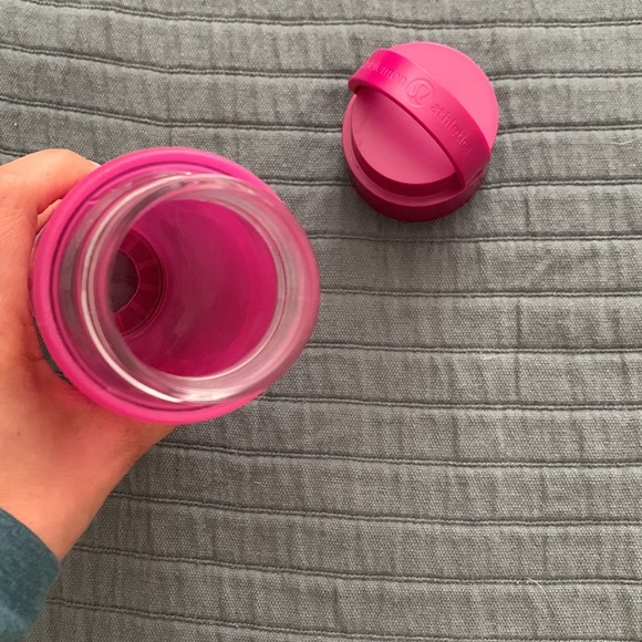 💯Auth lululemon athletics glass bottle magenta with silicone cover & screw top - Picture 7 of 7